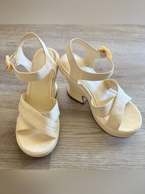 Womens Circus Sam Edelman Peony Ivory Faux Leather Croc Print Sandal Size 7.5 M